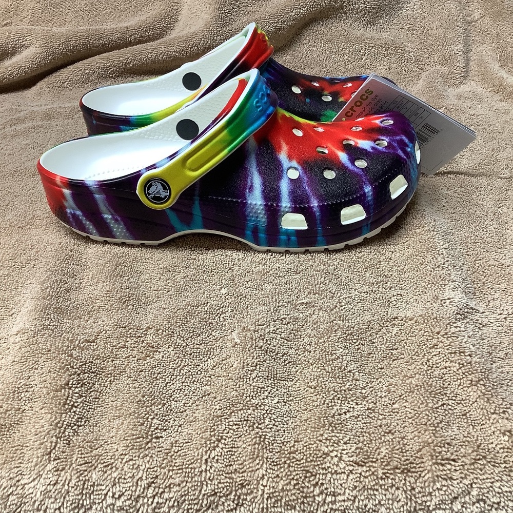 Crocs Tie Dye clogs. 7W/5M.  NWT